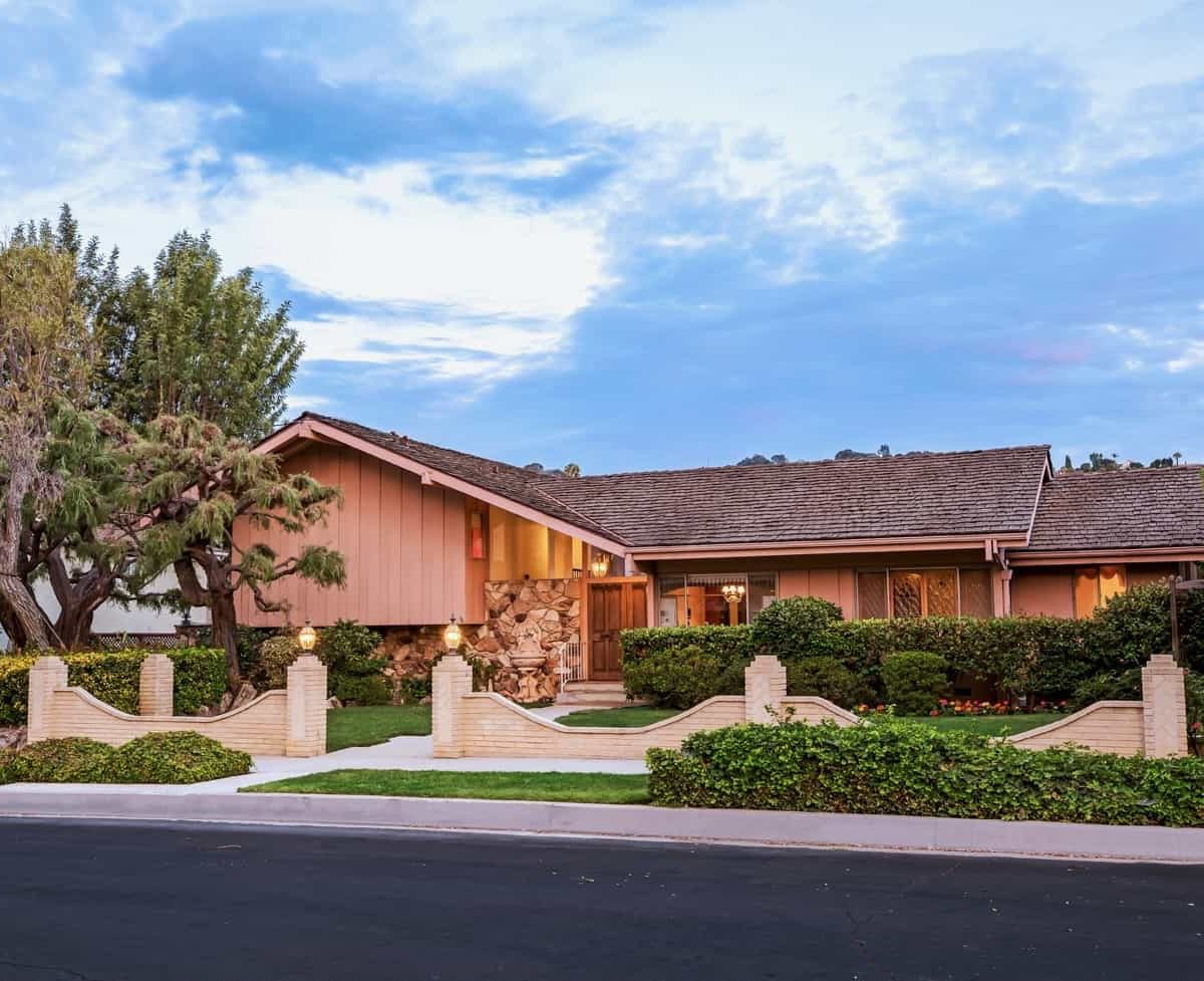 HGTV buys 'Brady Bunch' house, reveals plans to restore it ...