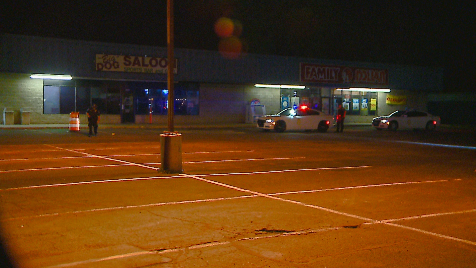 Disparan a 2 hombres afuera de un bar deportivo en el lado suroeste de ...