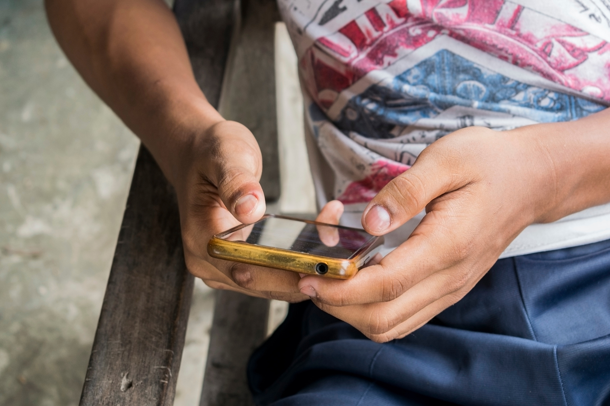 Survey: 1-in-7 Americans judge others based on phone background