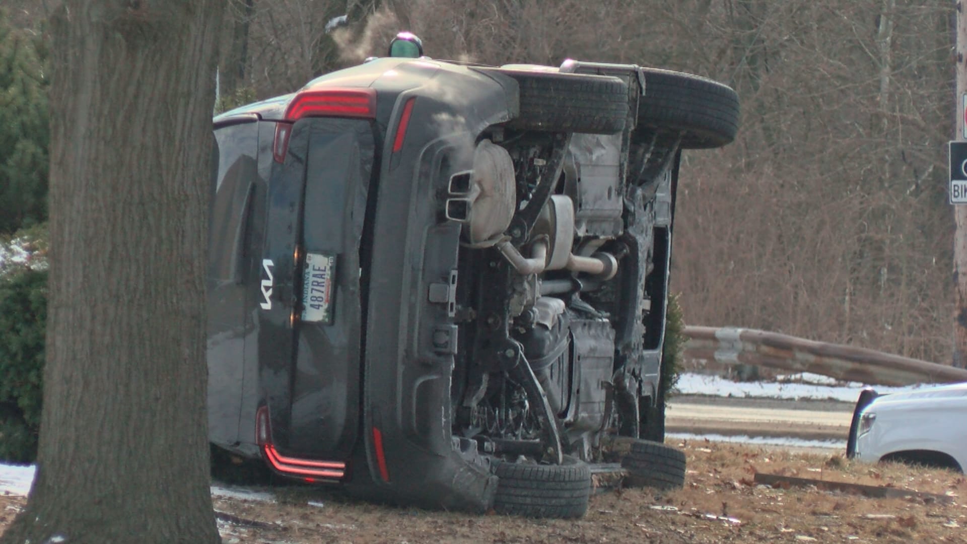 Armed man forces his girlfriend into car, police chase ends in crash ...