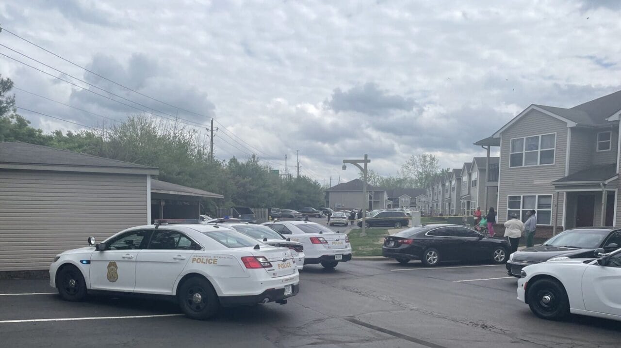 Man fatally shot in northwest side apartment complex