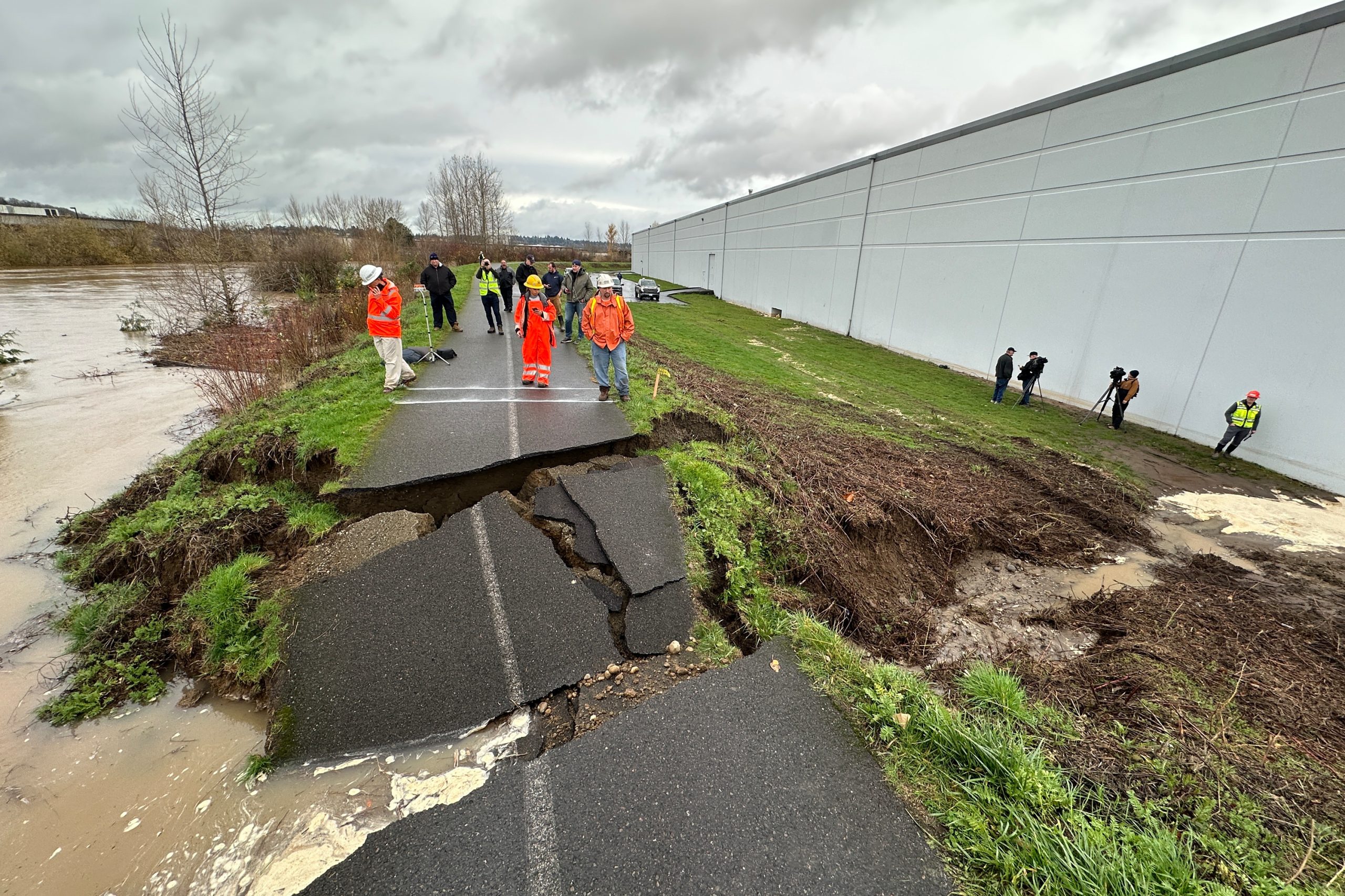 Second levee fails in Washington, forcing evacuations; more rain is on ...